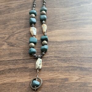 Elegant Stone Necklace in Turqouise and Gold